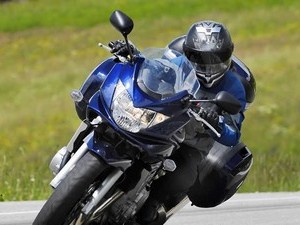 Conducir con viento en moto Poluxcriville-suzuki-es-bandit-ruta-curvas-maleta