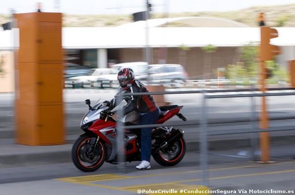 PoluxCriville-Motociclismo-es-frenada-posicion-dedos-conduccion-segura-moto