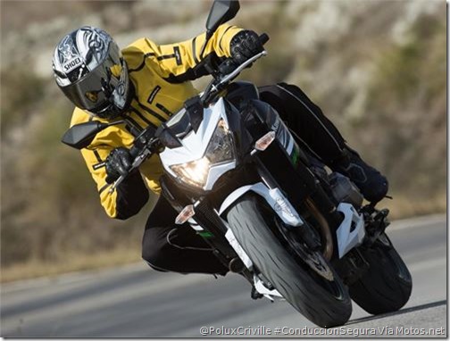 PoluxCriville-Motos_Net-Felix Romero-moto-conduccion-segura-postura-viento-Kawasaki-Z800