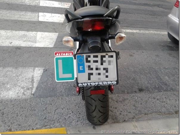 En moto se lleva la placa L como novel – Seguridad en moto