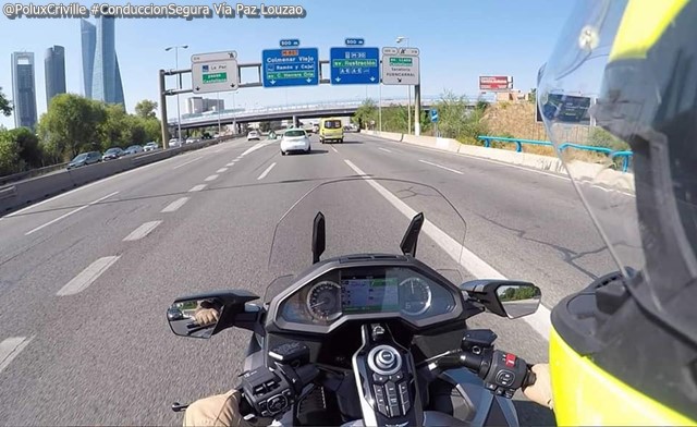 PoluxCriville_Via_Paz_Louzao_conduccion-segura-moto-señalizacion-atencion-trafico-distancia-seguridad