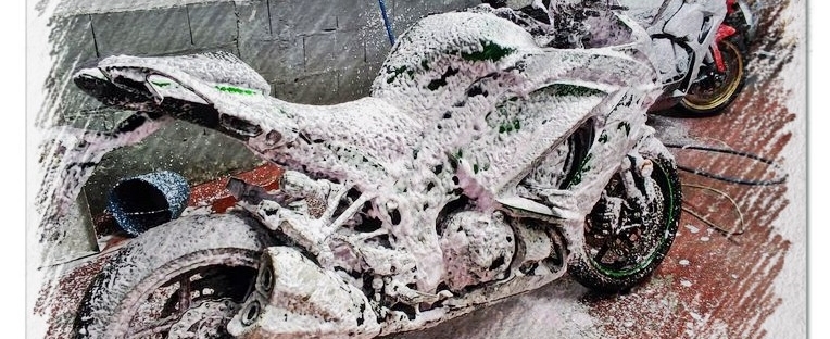 Lavado con espuma de una moto